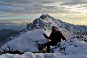 82 Scendo mentre il cielo si rannuvola, fa freddo con vista in Cima Alben